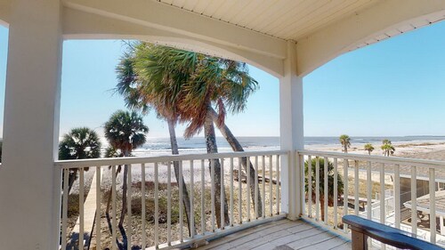 Ocean front home, complete with screened in private pool! Pet Friendly