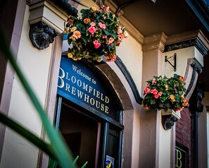 Señal de bienvenida a la Bloomfield Brewery House.