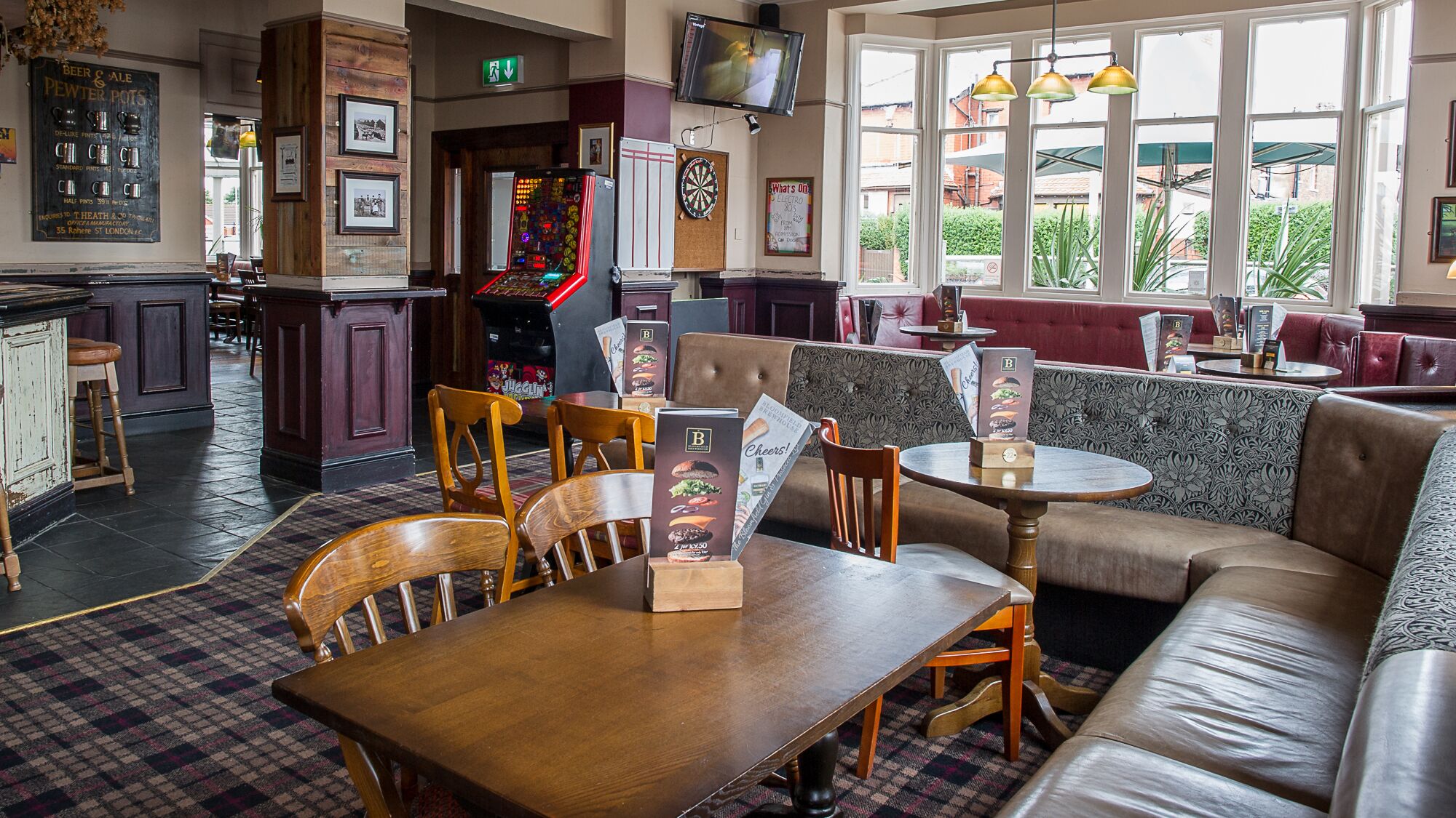 Sarapan Inggeris setiap hari (GBP 7.95 seorang) 