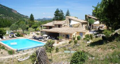 cottage of charm with swimming pool in a Mas Provençal 4 *