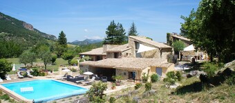 cottage of charm with swimming pool in a Mas Provençal 4 *