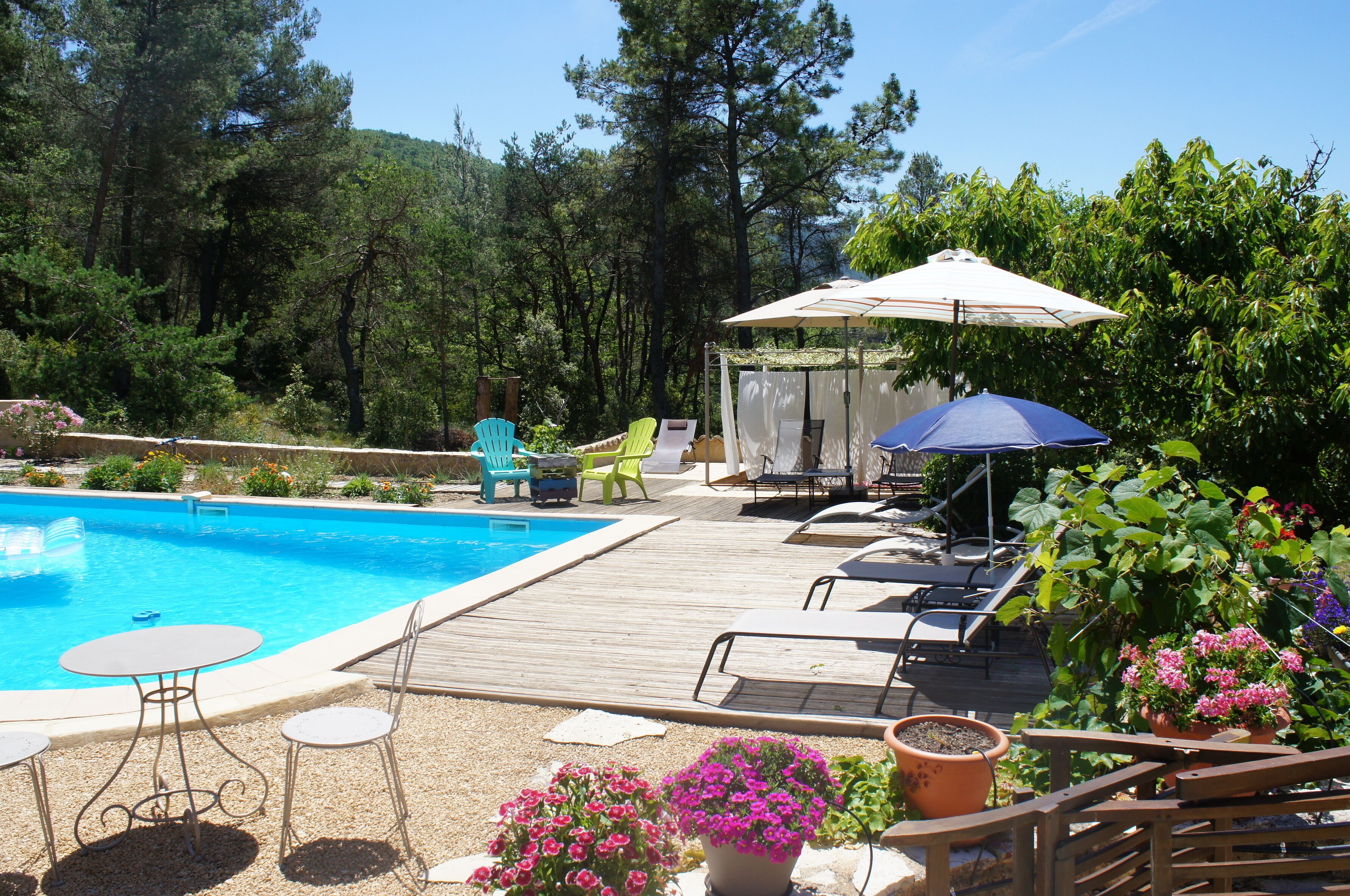 bains de soleil & espace détente de la piscine 
Mas des collines