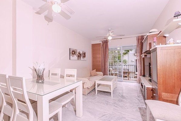 Een flatscreentelevisie