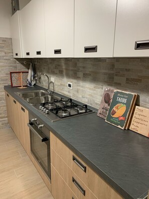 Kjøleskap, mikrobølgeovn, ovn og kokeplater