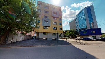 Un edificio de varios pisos con un cartel que indica 'LeBlanc' y 'APARTHOTEL'.