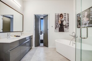 Badewanne, Haartrockner, Handtücher