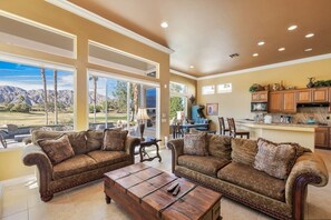 Una televisión, una chimenea