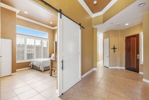 4 bedrooms, iron/ironing board, WiFi