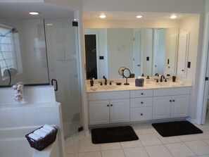 Badewanne, Haartrockner, Handtücher, Seife