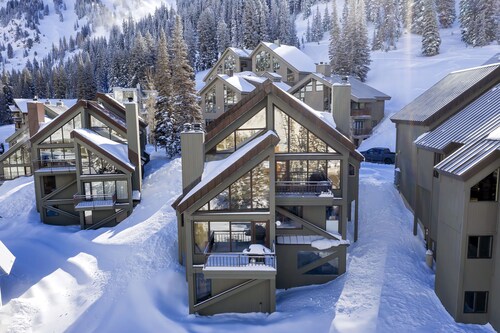Mountain Modern Ski-in/out Townhome with Private Hot Tub, 3 Bedrooms, 3 Bathrooms 2 Half Baths