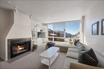 Snowbird Ski in/Ski Out in Quaint Condominium with Fireplace and Mountain View