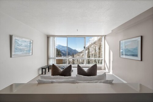 Snowbird Ski in/Ski Out in Quaint Condominium with Fireplace and Mountain View