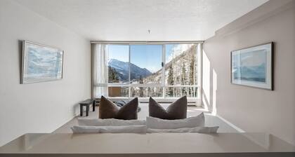 Snowbird Ski in/Ski Out in Quaint Condominium with Fireplace and Mountain View