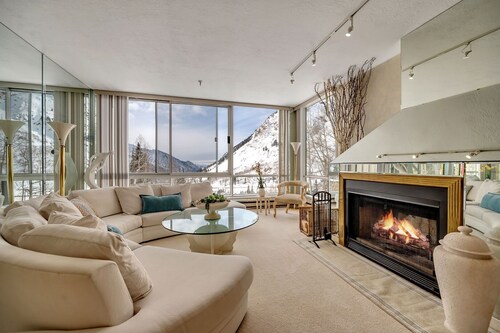 Comfort, Convenience, and Modern Amenities at this Ski in/Ski Out Condominium
