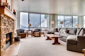 Televisión y chimenea 