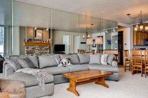 Televisión y chimenea 