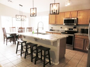 Jääkaappi, mikroaaltouuni, uuni, liesi