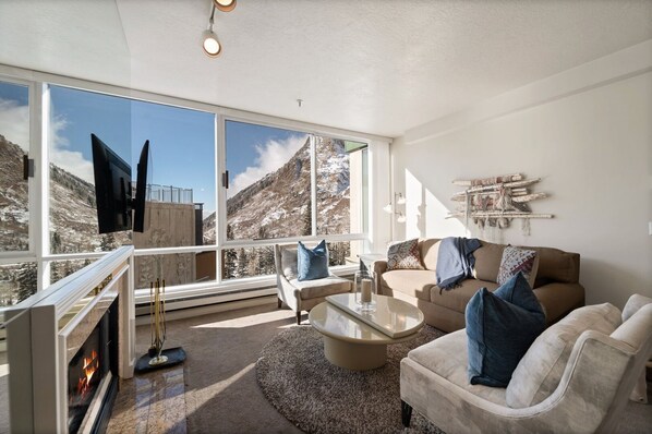 Televisión y chimenea