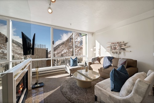 Ski in/Ski Out to Snowbird in this Delightful Condominium with Fireplace