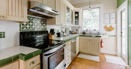 Ocean Adjacent Cottage mit hawaiianischem Charme auf Kauais Sunny West Side ** TVNC # 4216