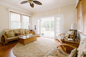 Älytelevisio, DVD-soitin, kirjoja, stereot