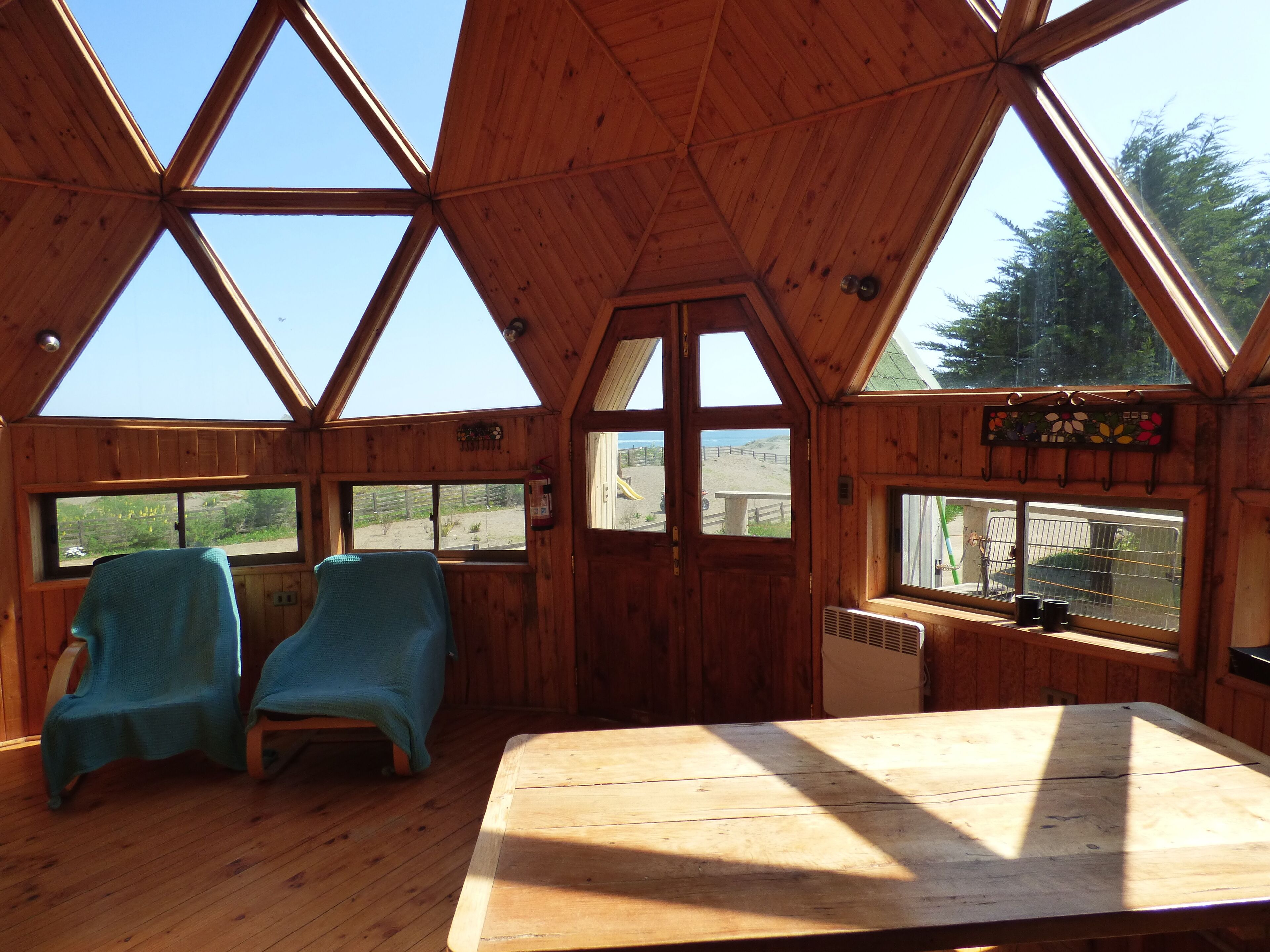 Deluxe-Ferienhütte (Domo 3) | Wohnzimmer | 30-Zoll-Smart-TV mit Kabelempfang, Fernseher