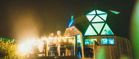 Fachada da propriedade à noite