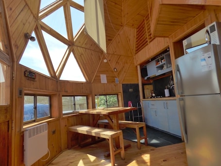 Deluxe Cabin (Domo 2) | Private kitchen | Fridge, microwave, toaster, rice cooker