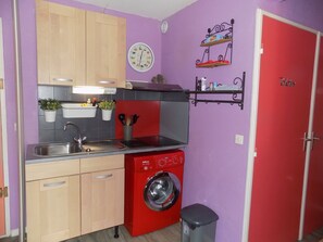 KĂŒhlschrank, Mikrowelle, Herdplatte, Wasserkocher mit Kaffee-/Teezubehör