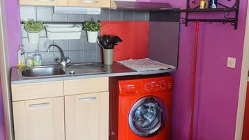 Kühlschrank, Mikrowelle, Herdplatte, Wasserkocher mit Kaffee-/Teezubehör