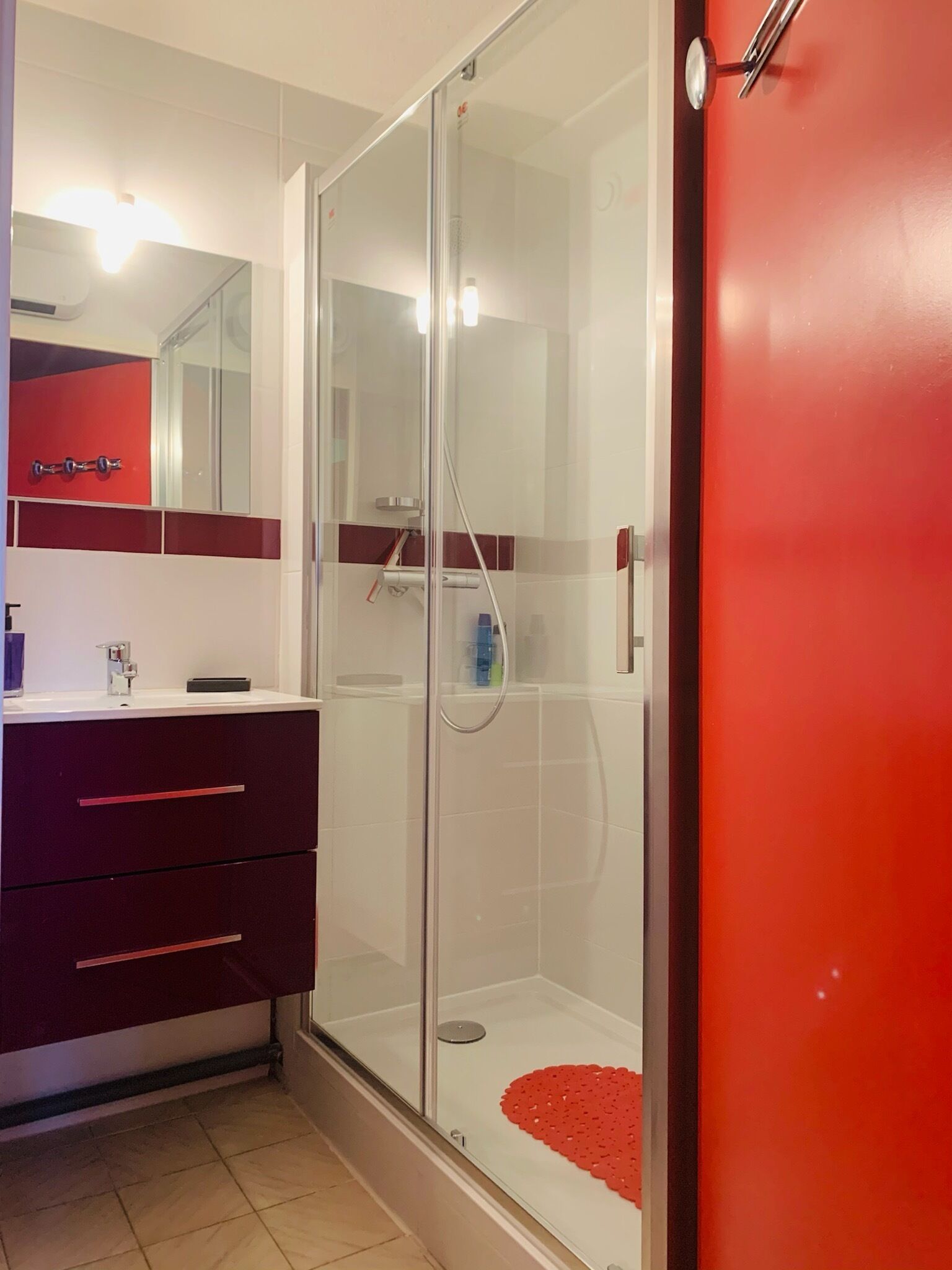 Douche, sèche-cheveux, savon, shampoing