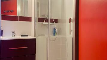 Douche, sèche-cheveux, savon, shampoing