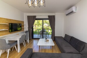 1 bedroom, premium bedding, desk, blackout curtains