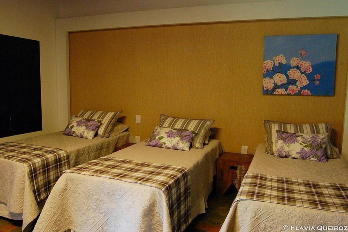 Quarto Quintuplo | Minibar, blackout drapes, WiFi (free), bed sheets
