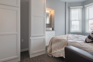 Basic Studio | Iron/ironing board, free WiFi, bed sheets - The Dorel (San Francisco)