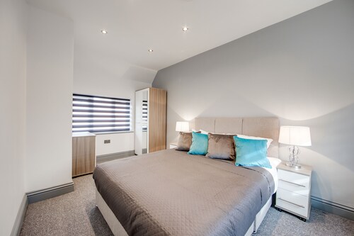 Central 4 Bedroom House close to town and station