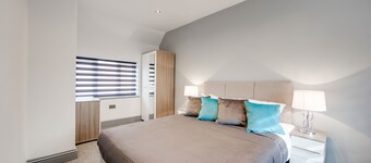 Central 4 Bedroom House close to town and station