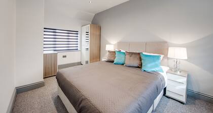 Central 4 Bedroom House close to town and station