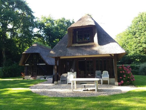 Magnifique chaumière à colombages dans un  domaine privé  avec tennis et piscine