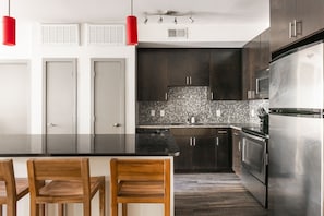 Superior-Apartment, 2 Schlafzimmer, 2 Bäder (Self Check-in with Virtual Front Desk) | Eigene Küche | Großer Kühlschrank, Mikrowelle, Ofen, Herdplatte