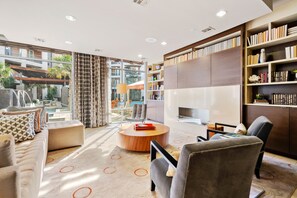 Lobby-lounge