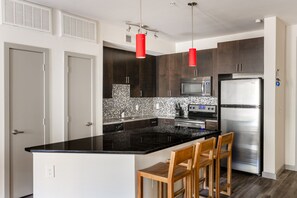 Superior Apartment, 2 Bedrooms, 2 Bathrooms (Self Check-in with Virtual Front Desk) | Private kitchen - Kasa Love Field-Medical District Dallas (Dallas)