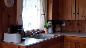 コーヒー / ティーメーカー、冷蔵庫、電子レンジ、オーブン