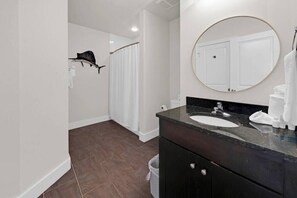 浴槽、ヘアドライヤー、タオル