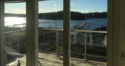 Suuri talo lähellä vettä, uima-allas ja luonnonkaunis alue!