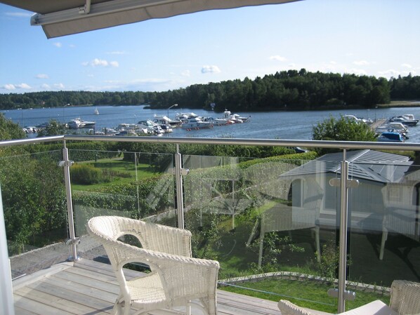 Property grounds - Large house near water, swimming and scenic areas! (Danderyd)