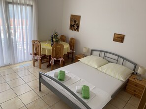 2 chambres, fer et planche à repasser, Wi-Fi, draps fournis