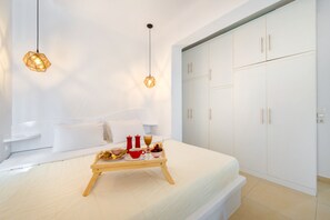 3 bedrooms, free WiFi - Santorini's Diamond house with terrace jacuzzi near city center and airport/port (Karterádos)