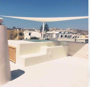 Property grounds - Santorini's Diamond house with terrace jacuzzi near city center and airport/port (Karterádos)