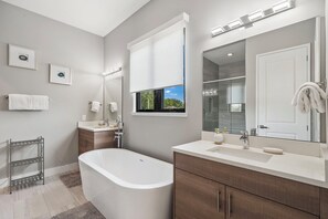 Badewanne, Haartrockner, Handtücher